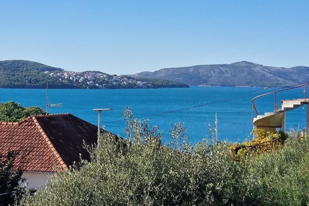 Čiovo, Trogir, Baugrundstück 572 m, 180 m vom Meer entfernt