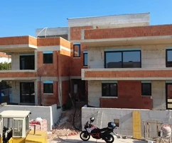 Vodice, schöne Wohnung mit Dachterrasse und Pool, 143,49 m²