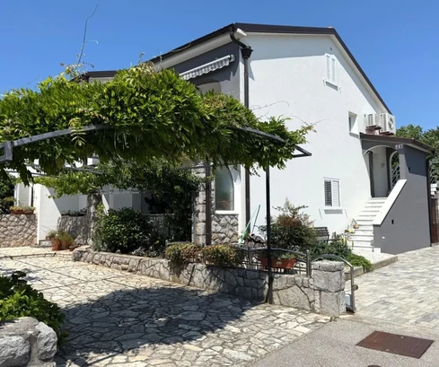 APPARTEMENT AVEC JARDIN, DANS UN ENDROIT CALME, À 500 M DE LA PLAGE !