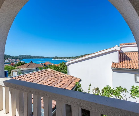 Casa espaciosa con apartamentos en venta en Rogoznica, Croacia