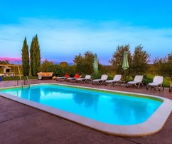 Rifugio moderno con privacy, piscina e area giochi – a pochi minuti dal mare