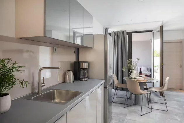 Vis, Komiža, appartement d'une chambre au rez-de-chaussée d'un immeuble neuf