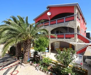 Proprietà con ampio cortile, lato sud, 275 metri dal mare