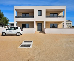 Vodice – appartement avec jardin dans un endroit calme
