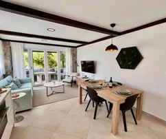 Casa indipendente moderna con vista mare