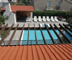 Vodice - Casa arredata con 2 appartamenti, situata in una zona tranquilla