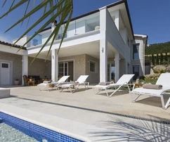 Kortárs villa medencével, Isztria, Labin