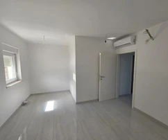 Istria, Buje: Appartamento nuovo con due camere da letto e loggia