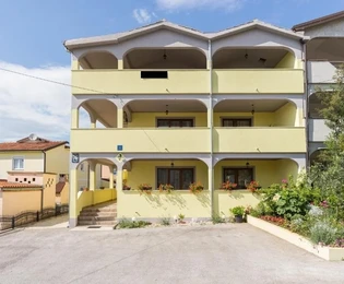 Istria, Poreč - Spacious multi-apartment property near the sea
