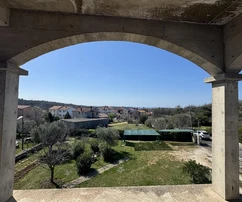 Istria, Rovinjsko Selo, 2 apartmány v stave hrubej stavby, nedokončená záhrada 591 m²