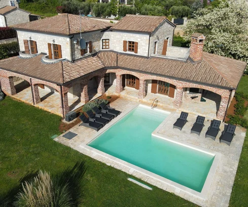 Istrien, in der Nähe von Poreč: Steinvilla mit Pool und Aussicht