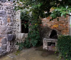 Frata, Istria: Renovated 3-level stone home with garden