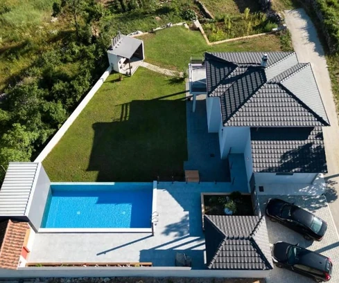 Casa de vacaciones moderna con piscina en venta en Lokvičići, Croacia