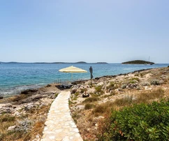 Két ingatlan eladó közvetlenül a tengerparton Marinában Horvátországban