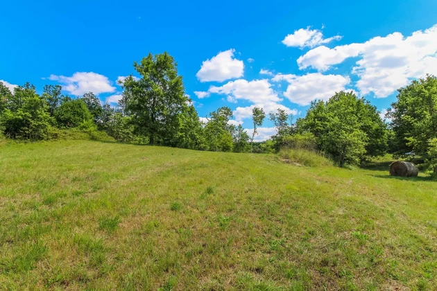 Istrie, Oprtalj, malebný pozemek s otevřeným panoramatickým výhledem a stavebním potenciálem