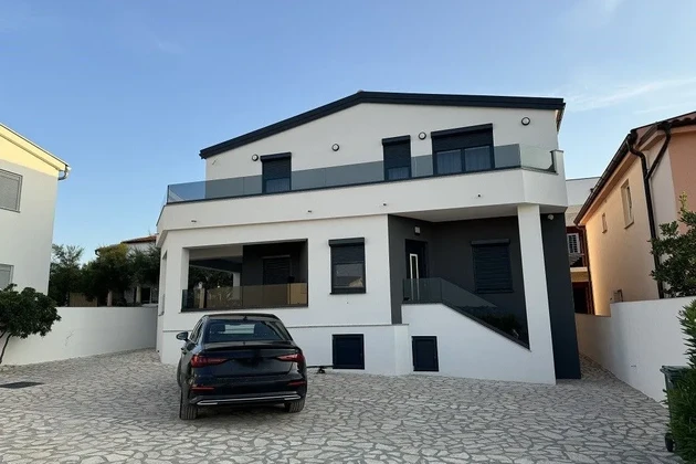 Bellissima tenuta arredata con vista aperta sul mare