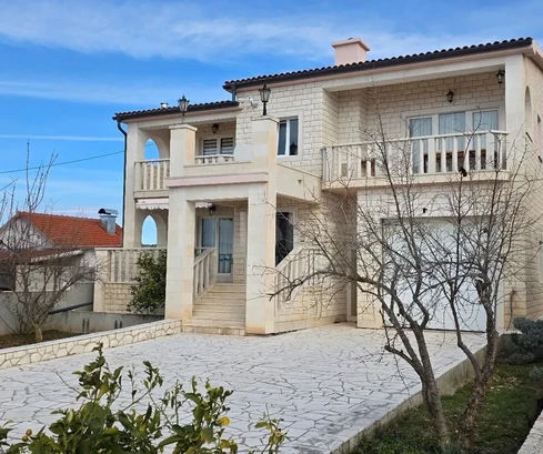 Primošten, Supljak, maison individuelle de 400 m2 avec grand sous-sol et 2 appartements