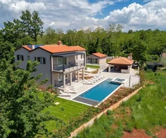 Villa impressionnante avec un grand jardin, entourée d'une belle nature, Kaštelir, ISTRIE