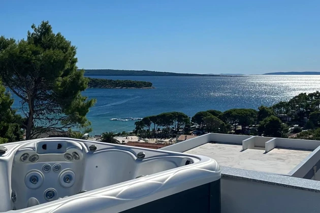 Penthouse à vendre avec toit-terrasse et jacuzzi à Rab en Croatie