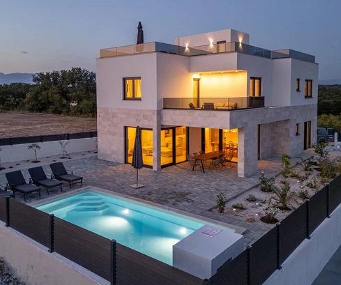 Moderní vila s bazénem na prodej v Ninu v Chorvatsku