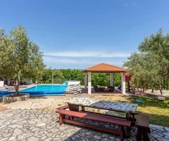 Krk, Dobrinj, villa rustica con piscina riscaldata di 60 m², jacuzzi, sauna e palestra