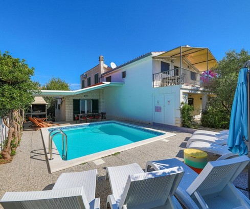 Elbűvölő ház medencével és kerttel Čiovón eladásra kínálva