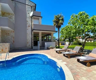 Insel Krk, Malinska – Haus mit Pool, Meerblick, 150 m!