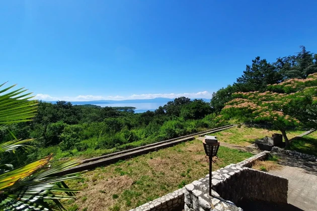EINFAMILIENHAUS MIT PANORAMABLICK AUF DAS MEER UND GROSSEM GARTEN!