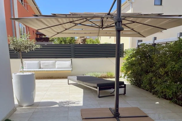 APPARTEMENT MODERNEMENT MEUBLÉ AVEC JARDIN, DANS UN ENDROIT CALME !