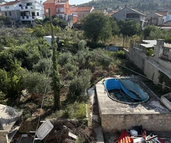 Großzügiges dreistöckiges Haus direkt am Meer zu verkaufen in Kroatien