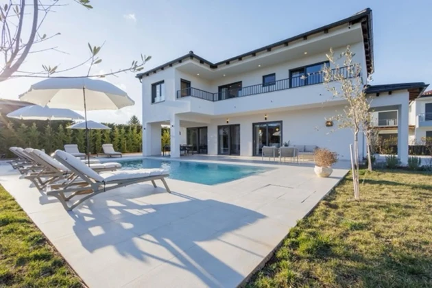 Istrie, Svetvinčenat, élégante maison individuelle avec piscine entourée de verdure