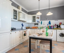 Apartamentowy dom położony w pierwszej linii brzegowej w Pirovac na sprzedaż w Chorwacji