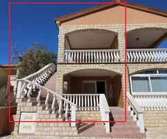 Maison jumelée avec deux beaux appartements séparés à 50 mètres de la mer