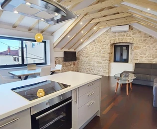 Autentica casa in pietra disponibile nel cuore di Sebenico in Croazia