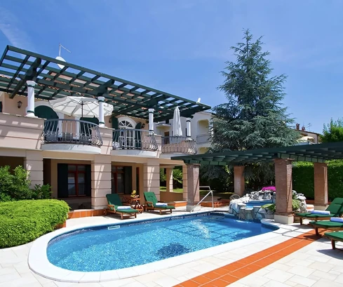 Villa exclusiva en venta en Poreč con diseño inspirado en Versace en Croacia