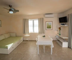 Rab, Barbat, dvojizbový byt s výhľadom na more, 200 m od mora, 105 m²