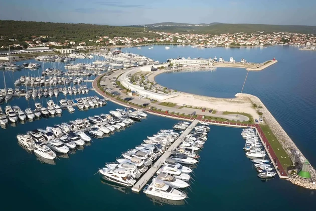 Sukošan - Terrain constructible 2 600 m², à 200 m de la mer | Opportunité d'investissement