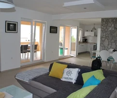 CASA INDEPENDIENTE CON TRES UNIDADES RESIDENCIALES, PISCINA Y VISTAS AL MAR!