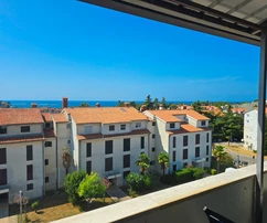 APARTMAN A VÁROS KÖZPONTJÁHOZ ÉS A STRANDHOZ KÖZEL, PANORÁMÁS KILÁTÁSSAL A TENGERRE ÉS POREČ VÁROSÁRA