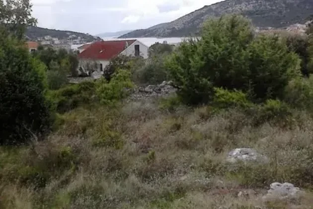 <p>Vinišće, Baugrundstück 1200 m², 320 m vom Meer entfernt mit Meerblick</p>