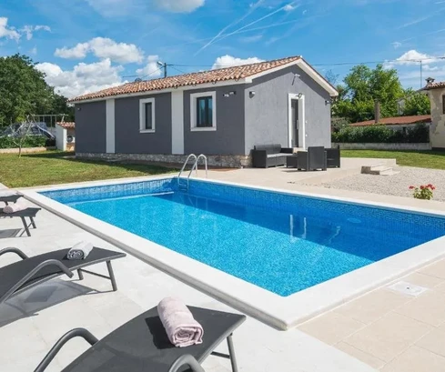 Poreč : Charmante maison de plain-pied avec piscine et succès locatif avéré