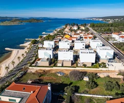 Spacieux appartement sur deux niveaux à vendre à Turanj en Croatie