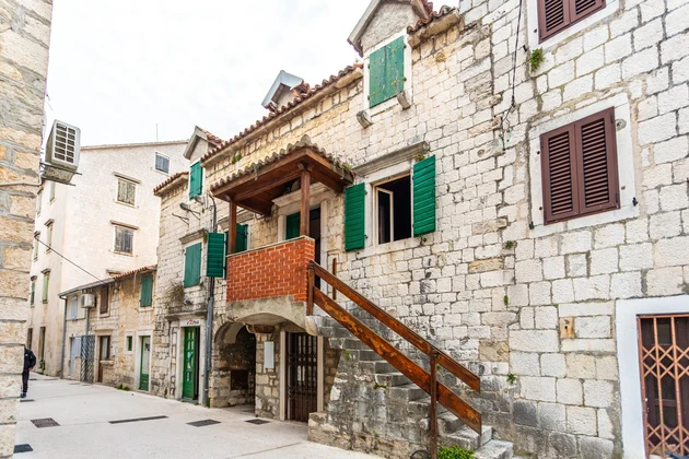 Kaštel Stari, Steinhaus in Meeresnähe