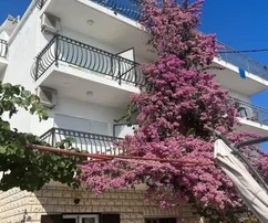 Трогир, Салдун, двухквартирный дом 430 м², гараж, первая линия у моря, 20 м до пляжа