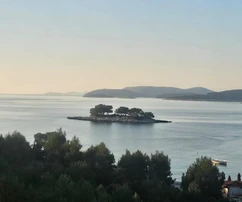Примоштен - пригород, новый дом 250 м², три спальни и вид на море, 100 м до пляжа
