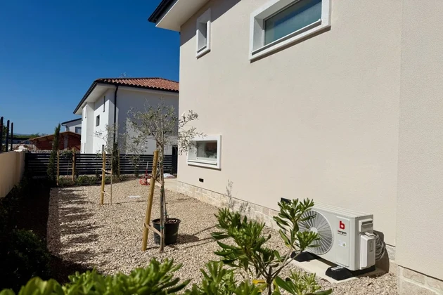 Neues Doppelhaus mit Pool und Garten, 700 m vom Meer entfernt!
