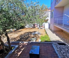 Großzügiges Haus auf Čiovo mit weitläufigem Innenbereich und Meeresnähe zu verkaufen