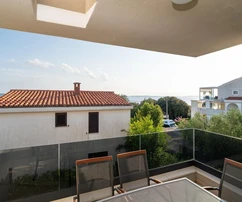 Zadar, Kozino, moderný dvojizbový apartmán s výhľadom na more