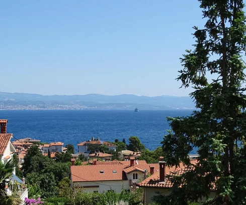 Attico con pozzo e terrazze in vendita a Lovran in Croazia