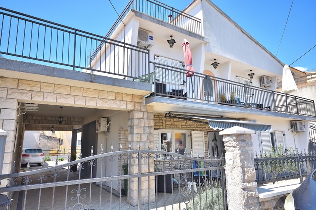 Maison de cinq appartements disponible à l'achat à Vodice